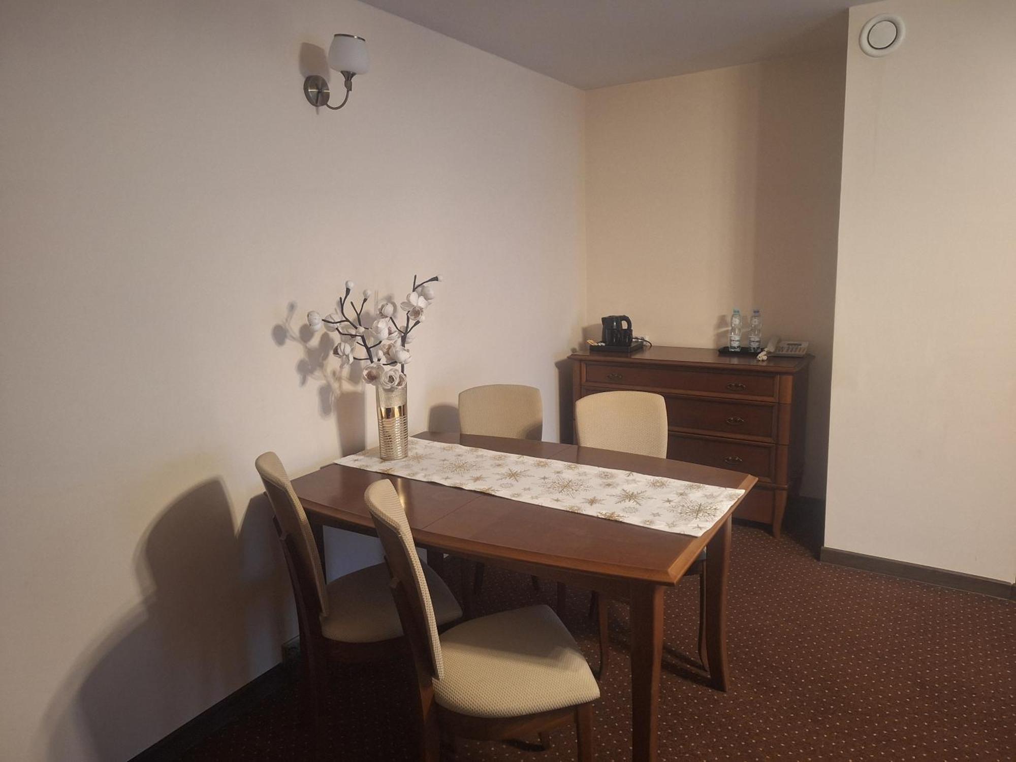 Hotel W Dobieszkowie Stryków Extérieur photo