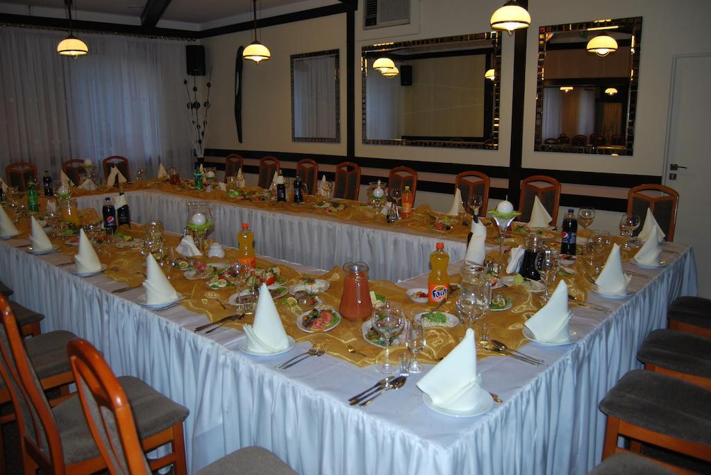 Hotel W Dobieszkowie Stryków Extérieur photo